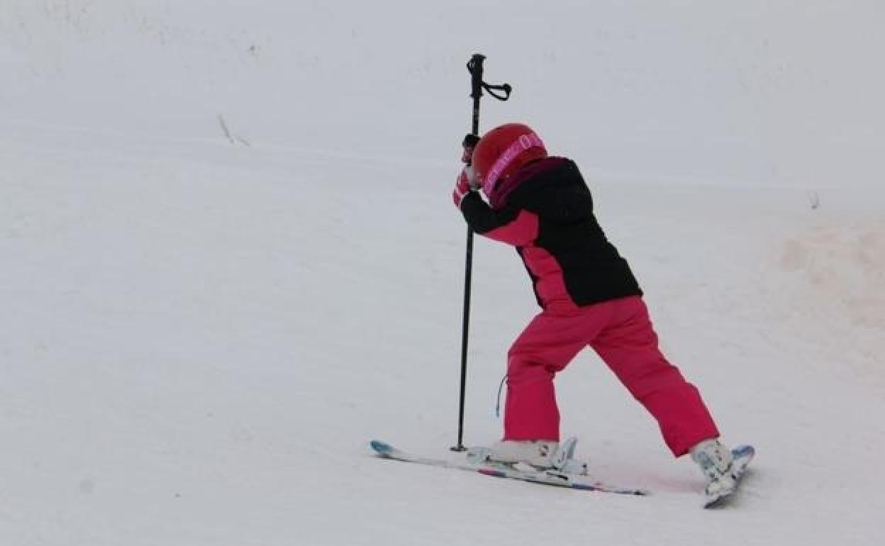 Una joven esquiadora sobre la nieve.