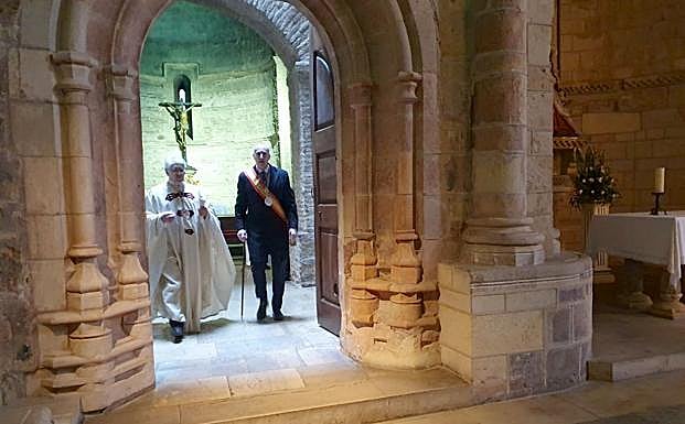 El alcalde accede al templo.