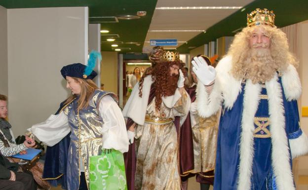 Sus Majestades los Reyes de Oriente durante su visita al Hospital de León.