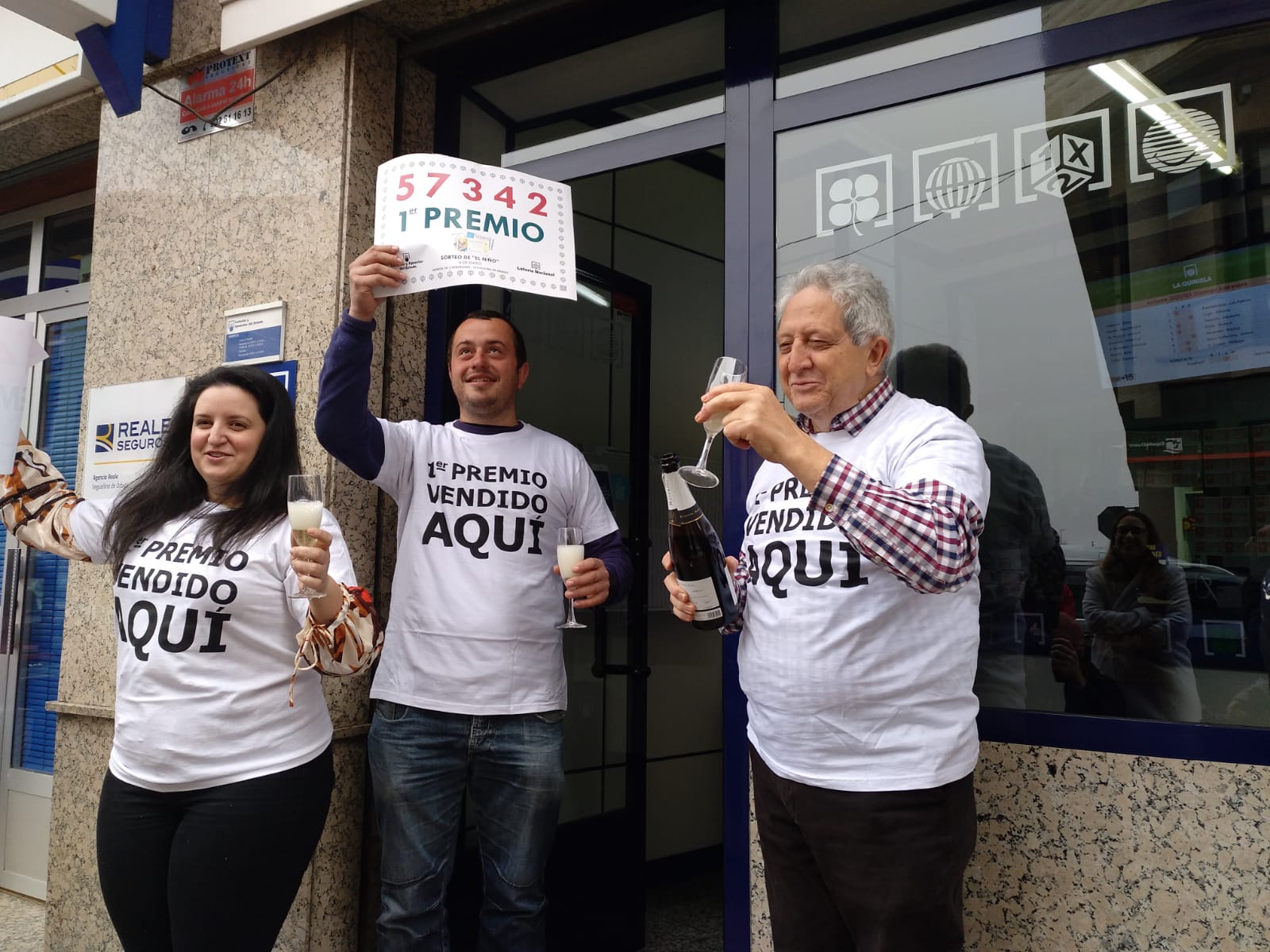 La localidad de Veguellina de Órbigo ha sido agraciada con dos millones de euros con el primer premio de 'El Niño'. La administración de Tomás Fernández ha sido la encargada de repartir el premio.