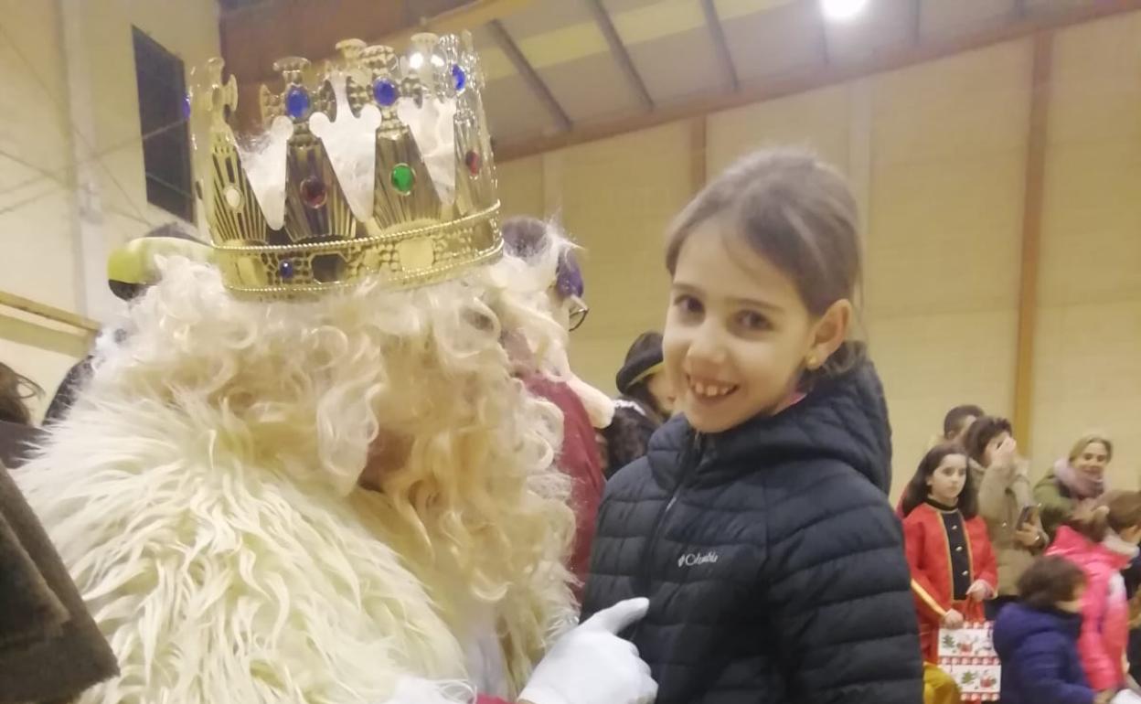 Una de la niñas visitando a los Reyes Magos.