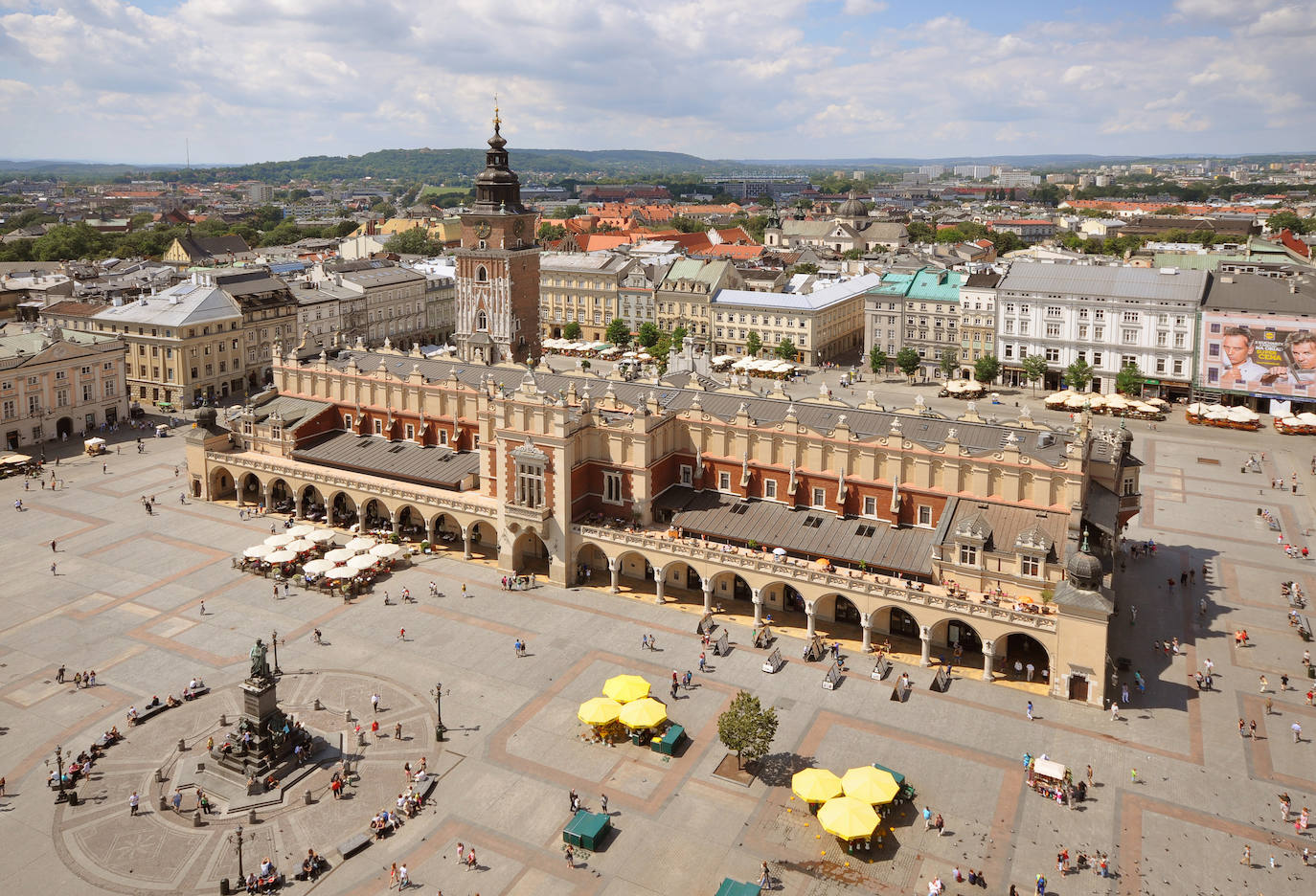 Plaza de Rynek Główny (Cracovia, Polonia) | Tiene su origen en el siglo XIII y ha sido la sede del mercado de esta ciudad desde entonces. En ella destaca la construcción de la Iglesia de Santa María, del Sukiennice y la Torre del Ayuntamiento.