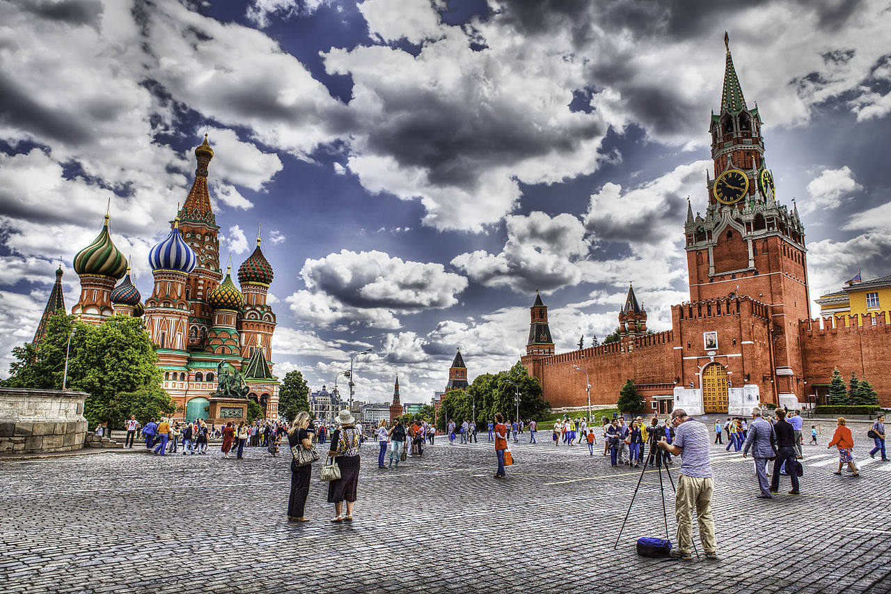 Plaza Roja (Moscú, Rusia) | Es muy característica y reconocible por sus edificaciones y su gran tamaño. Es considerada Patrimonio de la Humanidad por la Unesco (desde 1990) y en ella destacan las cúpulas de la Catedral de San Basilio, entre otros edificios.