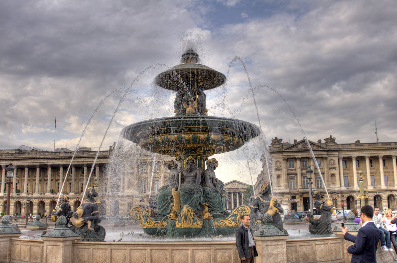 Plaza de la Concordia (París, Francia) | Situada al comienzo de los Campos Elíseos, esta plaza, la segunda más grande de Francia, es un foco de interés por la belleza de sus fuentes, estatuas, la presencia del obelisco de Luxor y las vistas de la torre Eiffel.