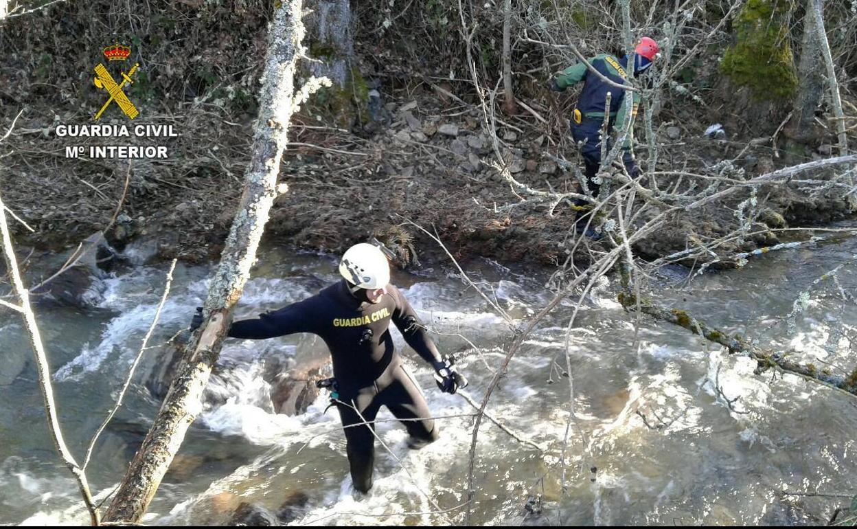 Un buzo de la Guardia Civil, durante las labores de búsqueda.