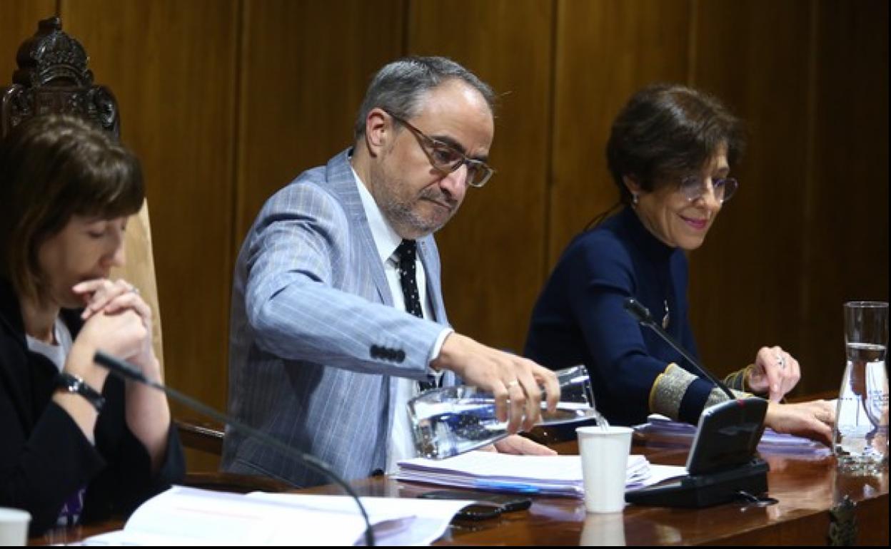 El alcalde de Ponferrada, Olegario Ramón, en el pleno en el que se dio luz verde a la subida de la tasa del agua. 