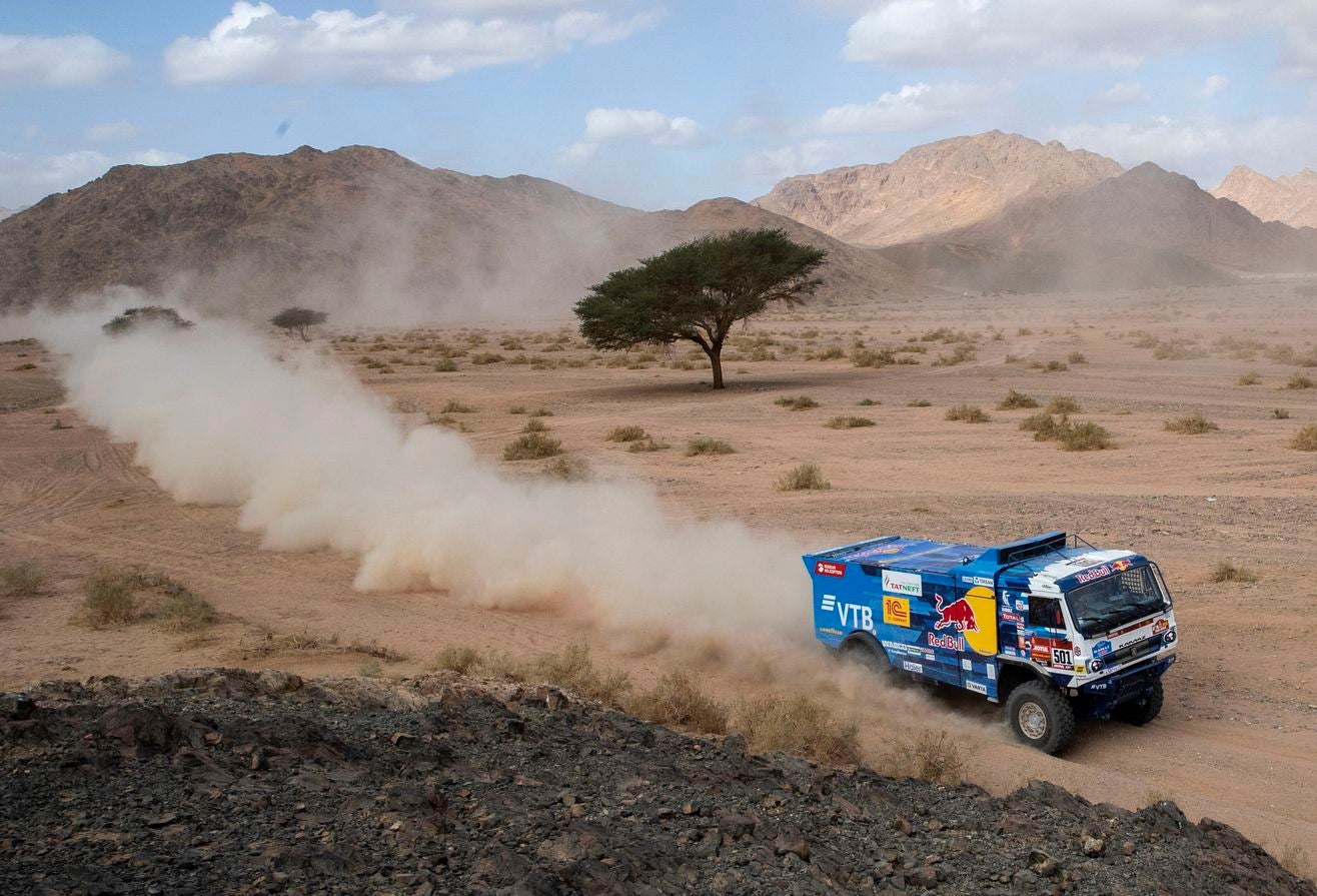 El Dakar sigue sumando imágenes espectaculares. Arena, motor y deporte de riesgo a partes iguales en una edición especialmente dura.