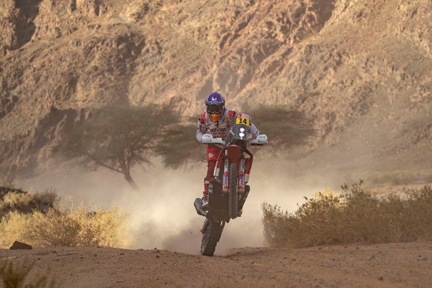 El Dakar sigue sumando imágenes espectaculares. Arena, motor y deporte de riesgo a partes iguales en una edición especialmente dura.