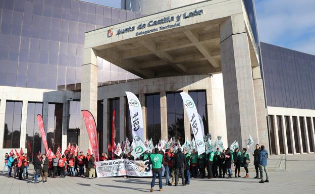 Concentración de funcionarios a las puertas de la delegación de la Junta en León. 