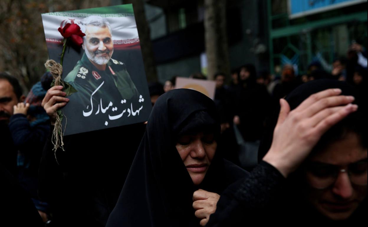 Varias mujeres, este jueves en Teherán, en una manifestación de protesta contra el asesinato del general Suleimani.