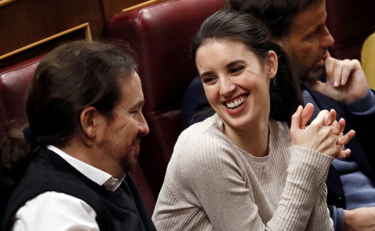 Irene Montero charla con Pablo Iglesias en el Congreso. 