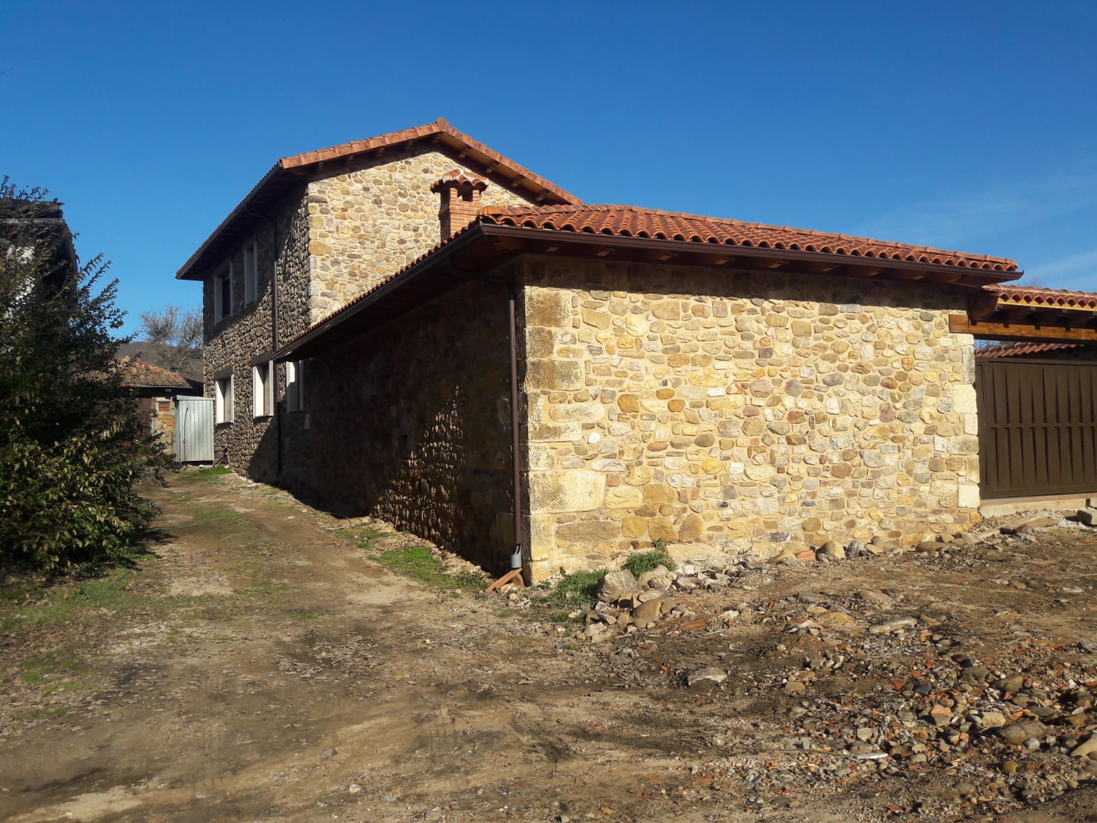 Esta localidad leonesa de la montaña oriental sostiene su población con la llegada de ocho nuevos vecinos al pueblo, lo que supone, al menos, mantener en 30 el número de habitantes dentro de la conocida como 'España despoblada'