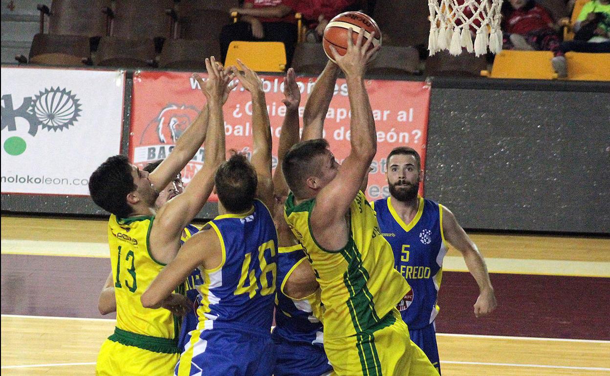 Un lance de un partido de Basket León.