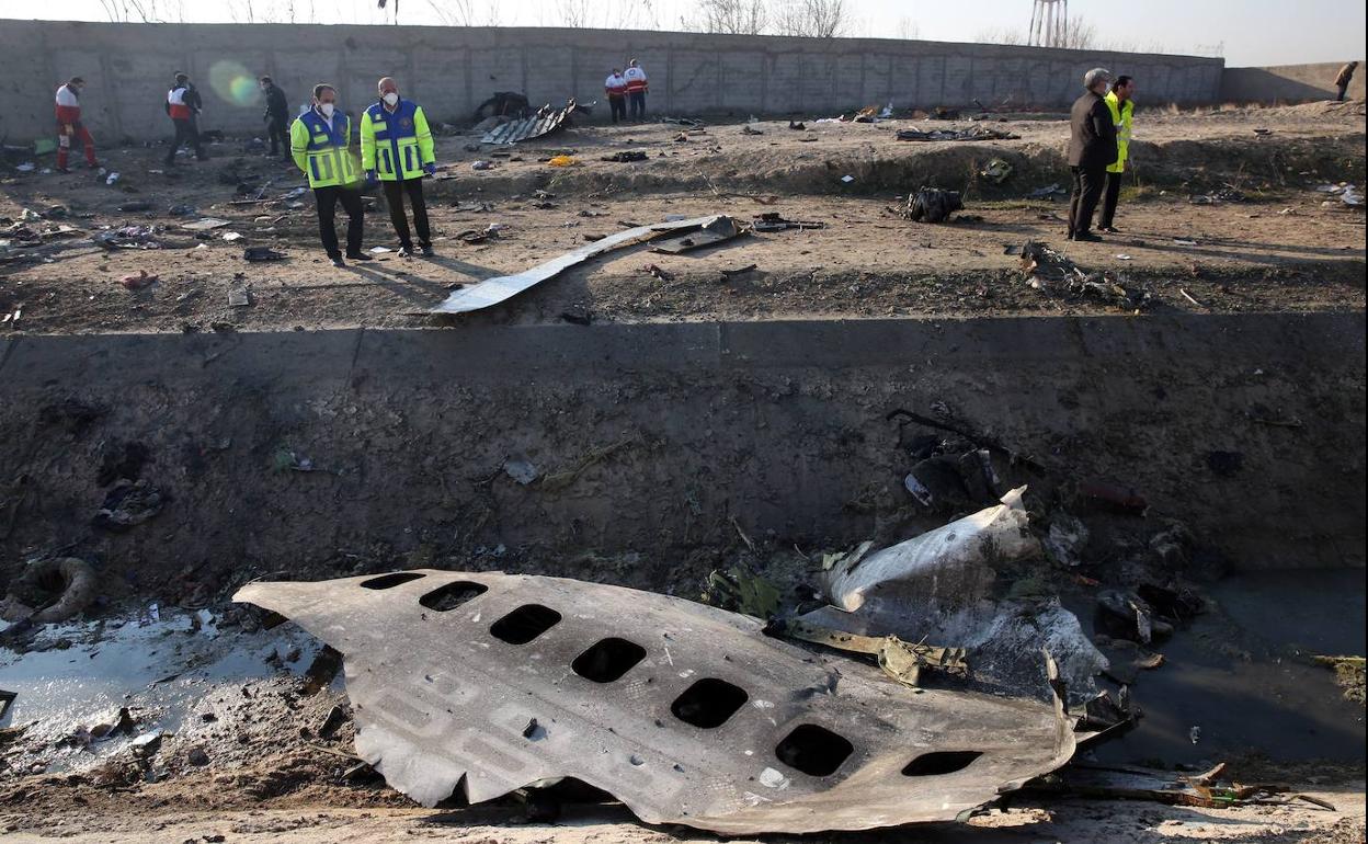 Miembros de los servicios de emergencia observan parte del fuselaje del Boeing 737 siniestrado.