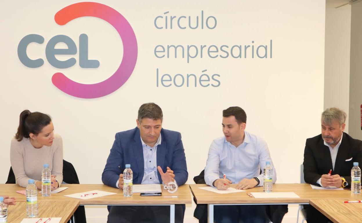 Un instante de la reunión entre los diputados socialistas y la directiva del CEL.