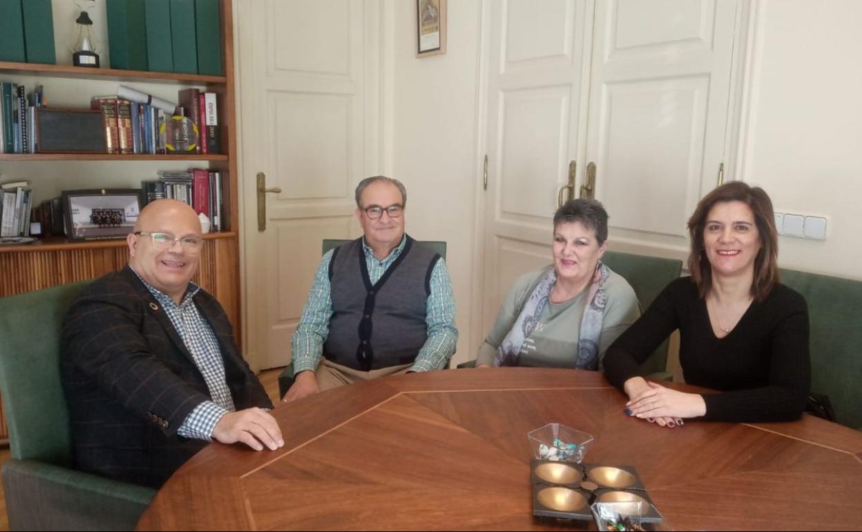 Faustino Sánchez junto a los representantes de las diferentes asociaciones.