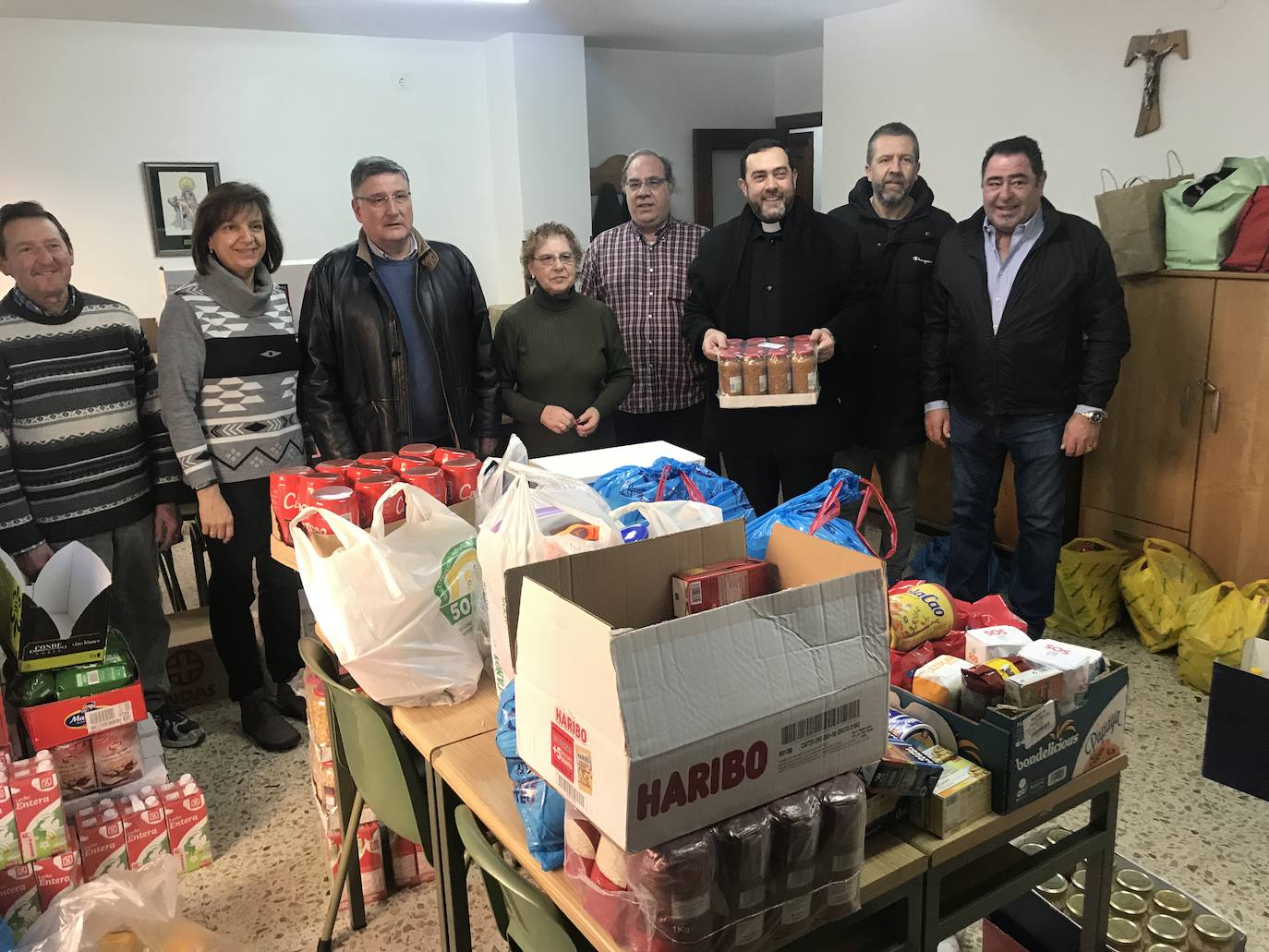 Fotos: La Cofradía de Nuestra Señora de las Angustias y Soledad entrega más de 3.000 kilos de alimentos a la parroquia del Mercado