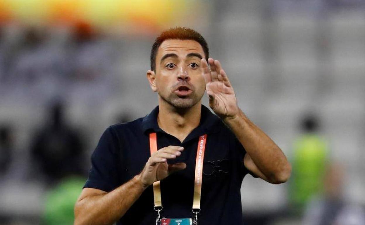 Xavi, dando indicaciones s sus futbolistas del Al-Sadd.