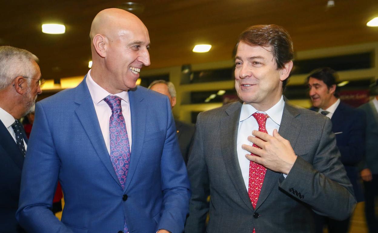 El alcalde de León, José Antonio Diez, junto al presidente de la Junta, Alfonso Fernández Mañueco, en una imagen de archivo.