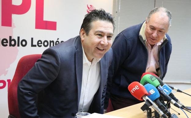 Luis Mariano Santos, secretario general de UPL, junto a Eduardo López Sendino, vicesecretario general del partido, en la rueda de prensa de este lunes.