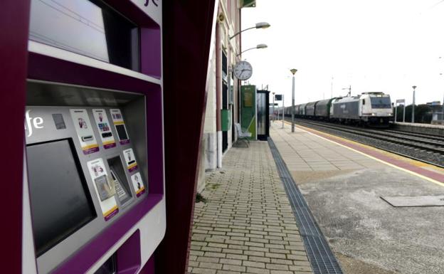 Máquina de venta de billetes que Renfe ha colocado en la estación vallisoletana de Viana de Cega. 