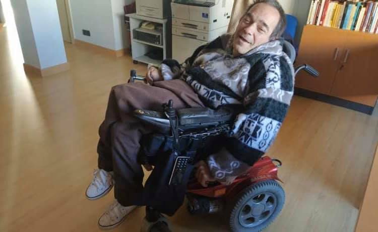 Luis busca una silla que se adapte a sus necesidades. 