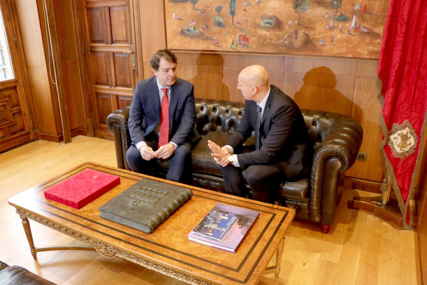 Fotos: Primer encuentro entre el alcalde de León, José Antonio Diez y el presidente de la Junta, Alfonso Fernández Mañueco