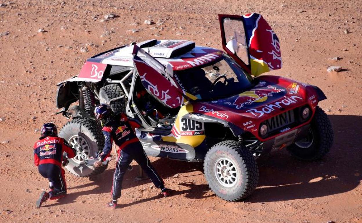 Carlos Sainz y Lucas Cruz, durante la novena etapa del Dakar.