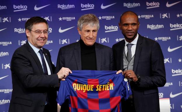 Quique Setién (c), junto a Josep Maria Bartomeu (i) y Eric Abidal.