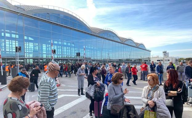 Los viajeros evacuados a los exteriores del aeropuerto de Alicante.