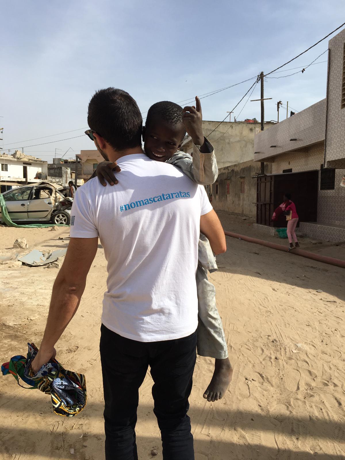 El médico del Hospital de León Jorge Sánchez Cañizal ha viajado a Senegal con la fundación Elena Barraquer con el nombre de la reconocida oftalgóloga lucha en los países en desarrollo por salvar a las personas de la ceguera.