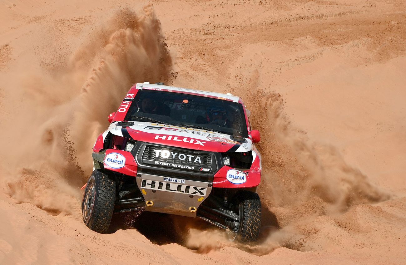 El piloto leonés Jesús Calleja, tras una extraordinaria etapa en el Dakar, se encuentra a un paso de alcanzar la línea de meta de la prueba más dura del mundo.