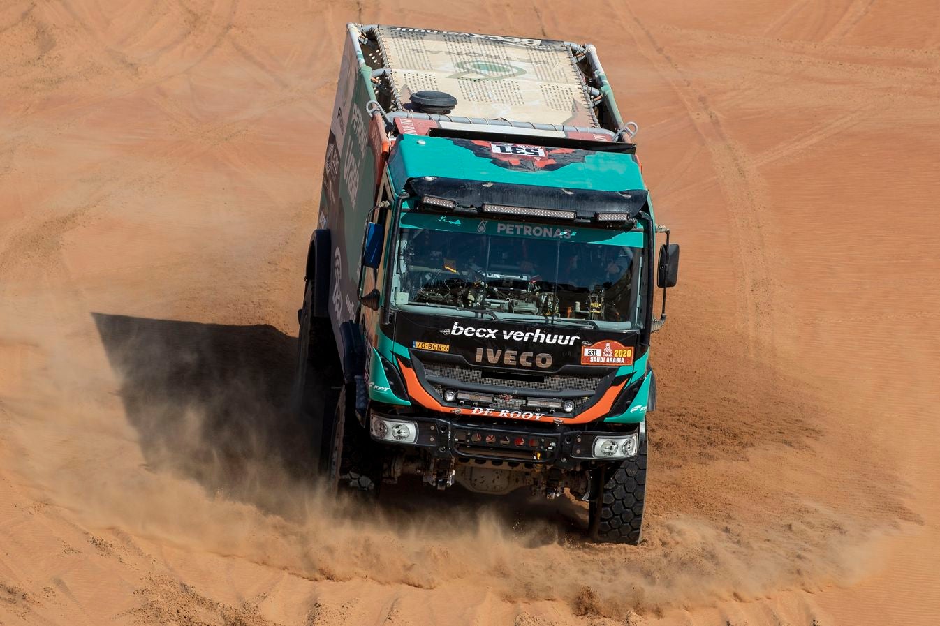 El piloto leonés Jesús Calleja, tras una extraordinaria etapa en el Dakar, se encuentra a un paso de alcanzar la línea de meta de la prueba más dura del mundo.