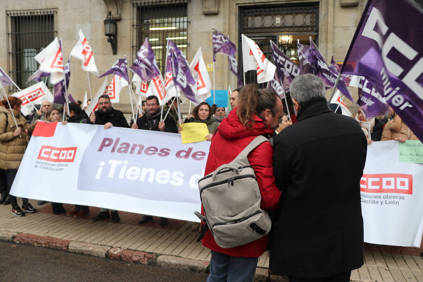 La Subdelegación del Gobierno acoge una protesta para exigir el desarrollo de planes de igualdad en empresas y sector público