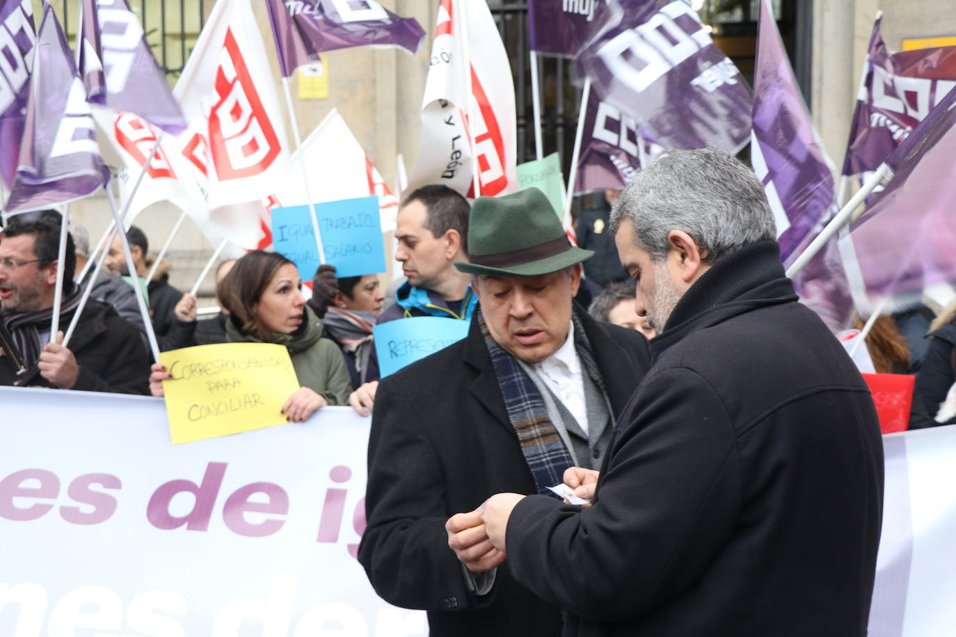 La Subdelegación del Gobierno acoge una protesta para exigir el desarrollo de planes de igualdad en empresas y sector público