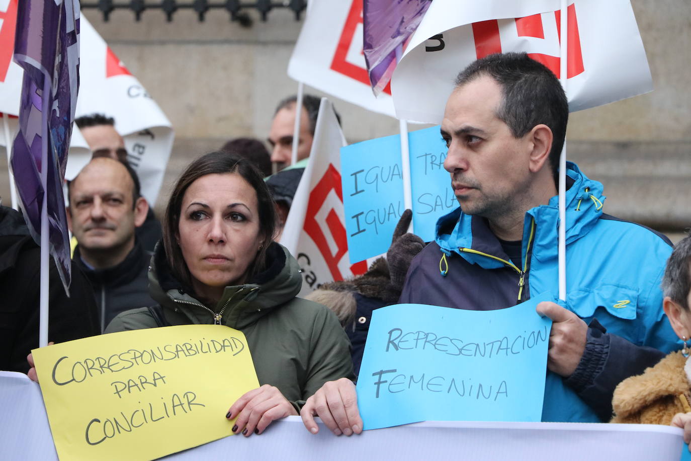 La Subdelegación del Gobierno acoge una protesta para exigir el desarrollo de planes de igualdad en empresas y sector público