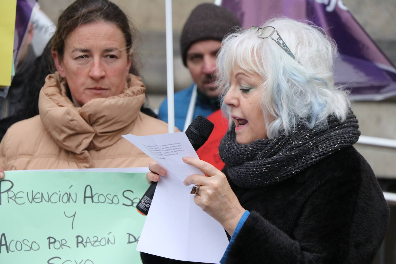 La Subdelegación del Gobierno acoge una protesta para exigir el desarrollo de planes de igualdad en empresas y sector público