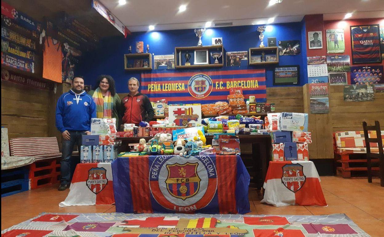 La Peña Leonesa del FC Barcelona y el Club Deportivo Puente Castro donan una tonelada de comida al Banco de Alimentos