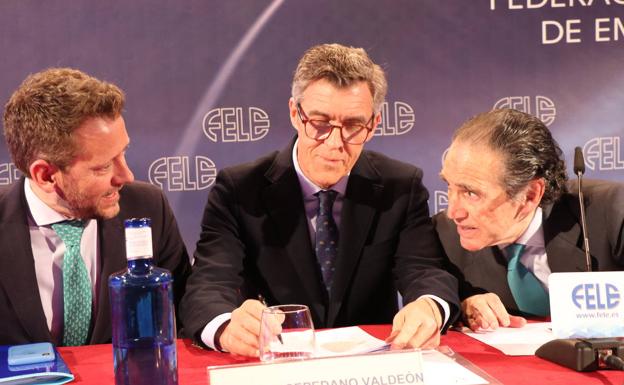 Javier Cepedano, en el centro de la imagen, junto a Enrique Suárez, secretario general adjunto (I), y Álvaro Díez, secretario general (D). 