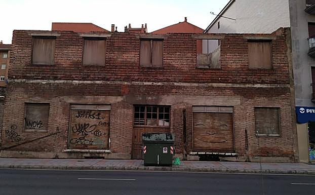 Otro de los edificios ruinosos de la ciudad.