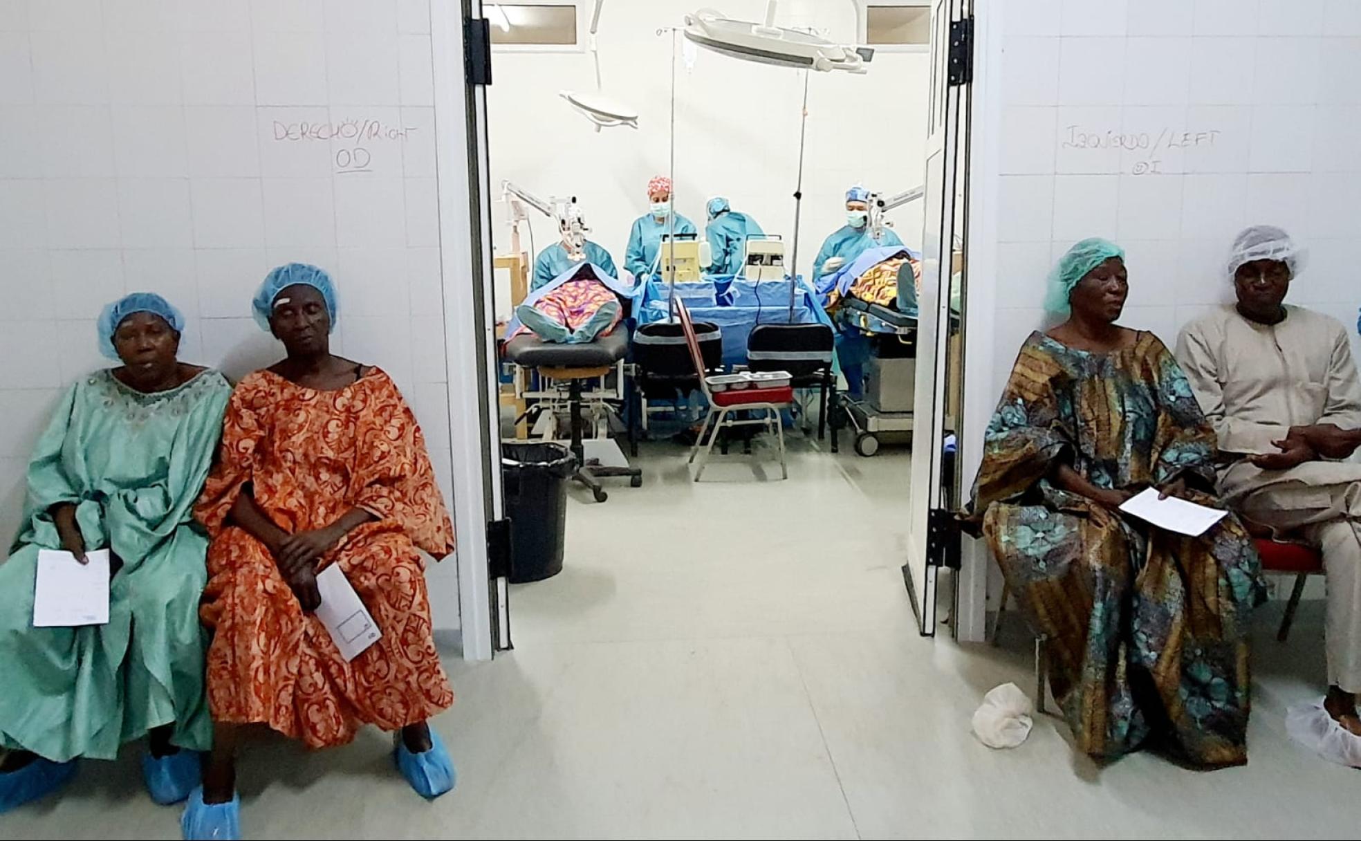 Unos pacientes esperan su turno en el quirófano de la ciudad africana de Dakar.