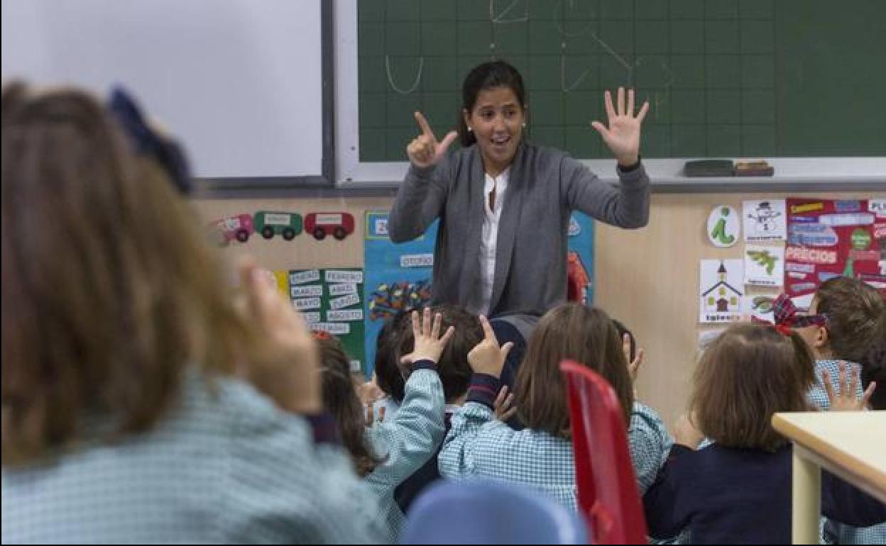 Castilla y León mantiene su negativa a implantar el bautizado por Vox como 'pin parental'