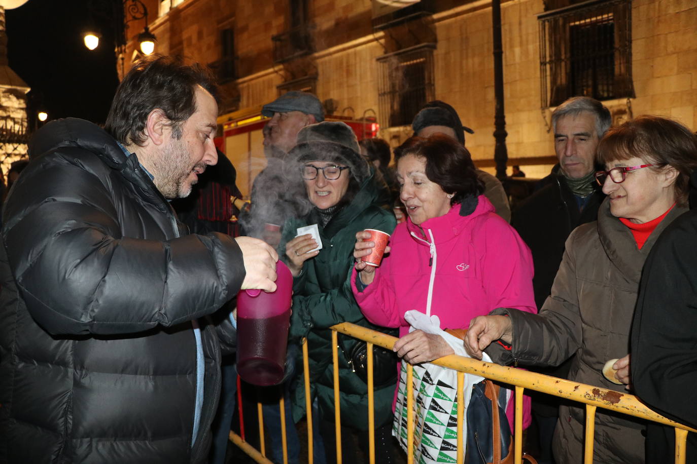 Fotos: Hoguera y gochín de San Antón