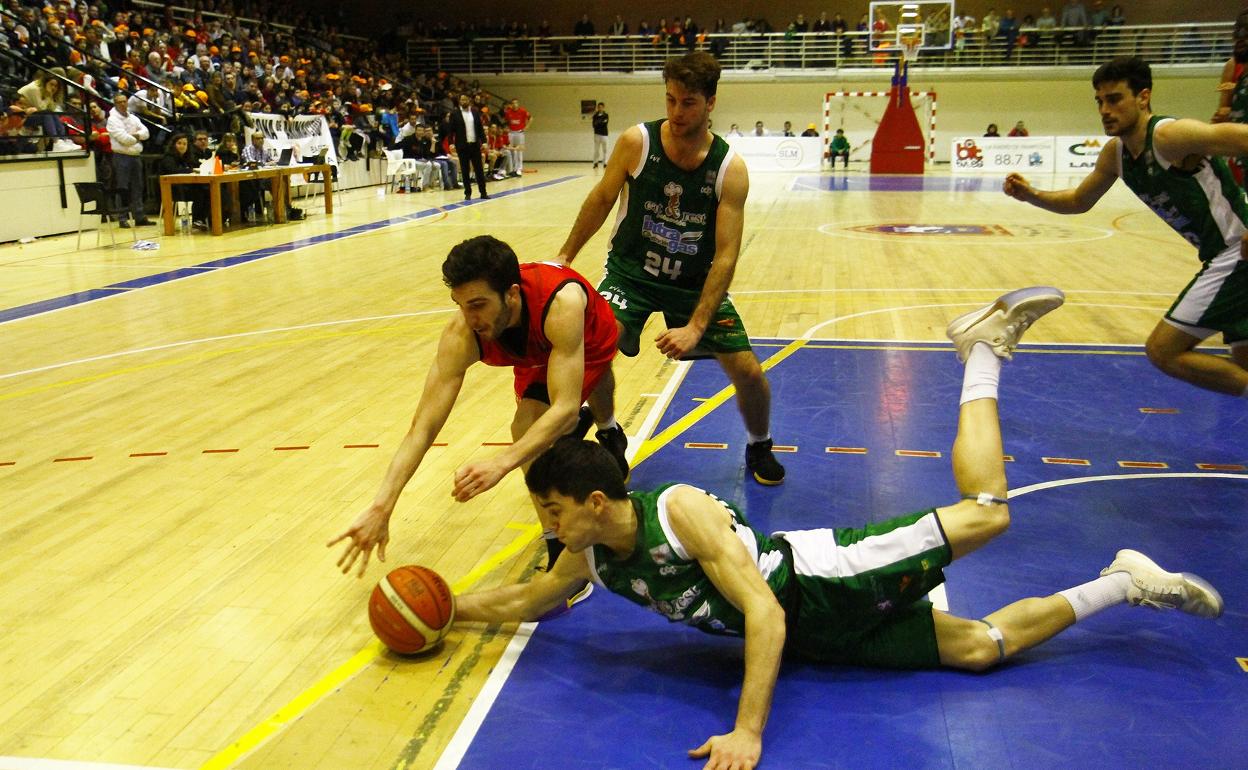 Un lance del partido en Pamplona.