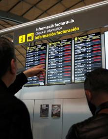 Imagen secundaria 2 - El mar entra en la carretera en Burriana (Castellón) (arriba). La lluvia cayó en Valencia con intensidad (medio). El aeropuerto de Alicante cerrado durante la jornada (abajo).