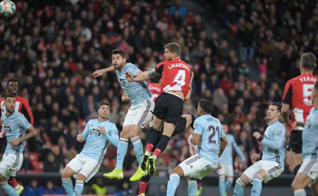 Iñigo Martínez lucha por un balón durante el partido contra el Celta.