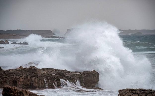 Imagen principal - Temporal marino en Ibiza (arriba). Inundaciones en Ibiza (medio). La lluvia cayó en Menorca.