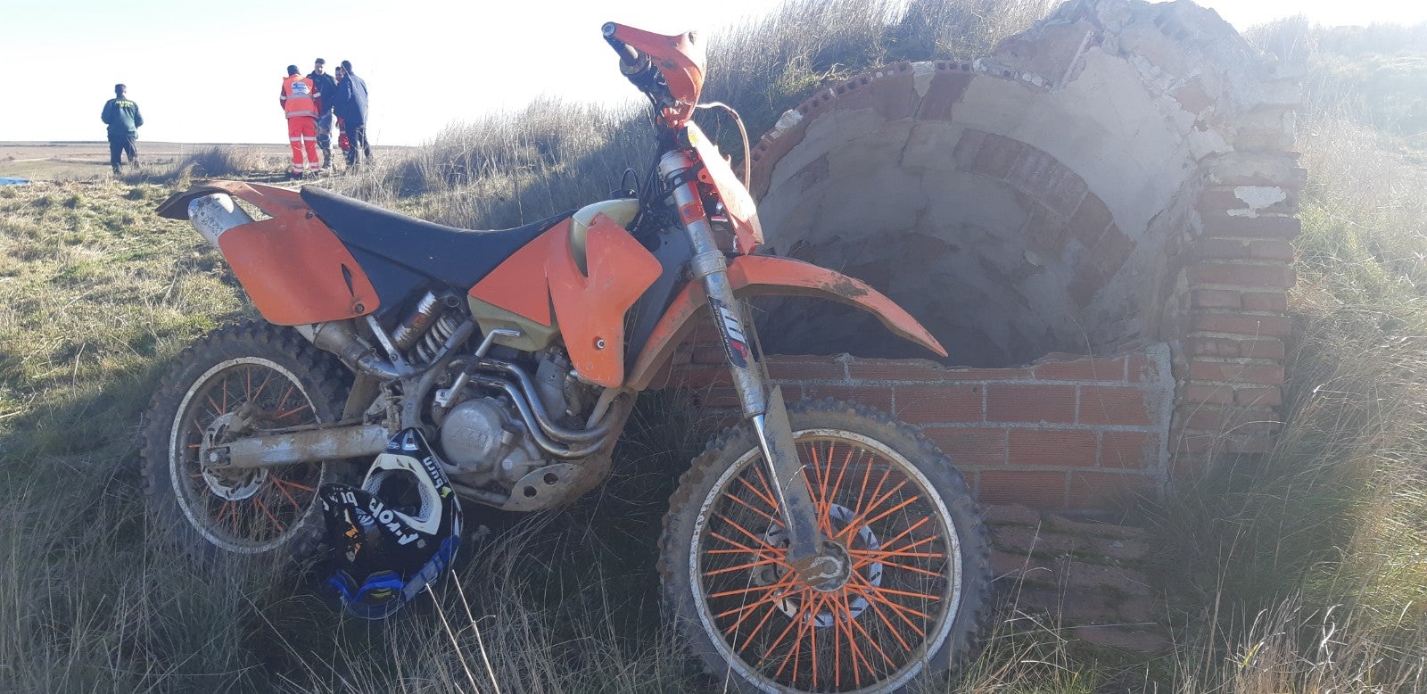 Nicola disfrutaba de una mañana en moto con sus amigos cuando cayó al fondo por un agujero de grandes dimensiones y seis metros de profundidad que estaba destapado al caer anteriormente la cúpula que cubre el respiradero de una bodega.