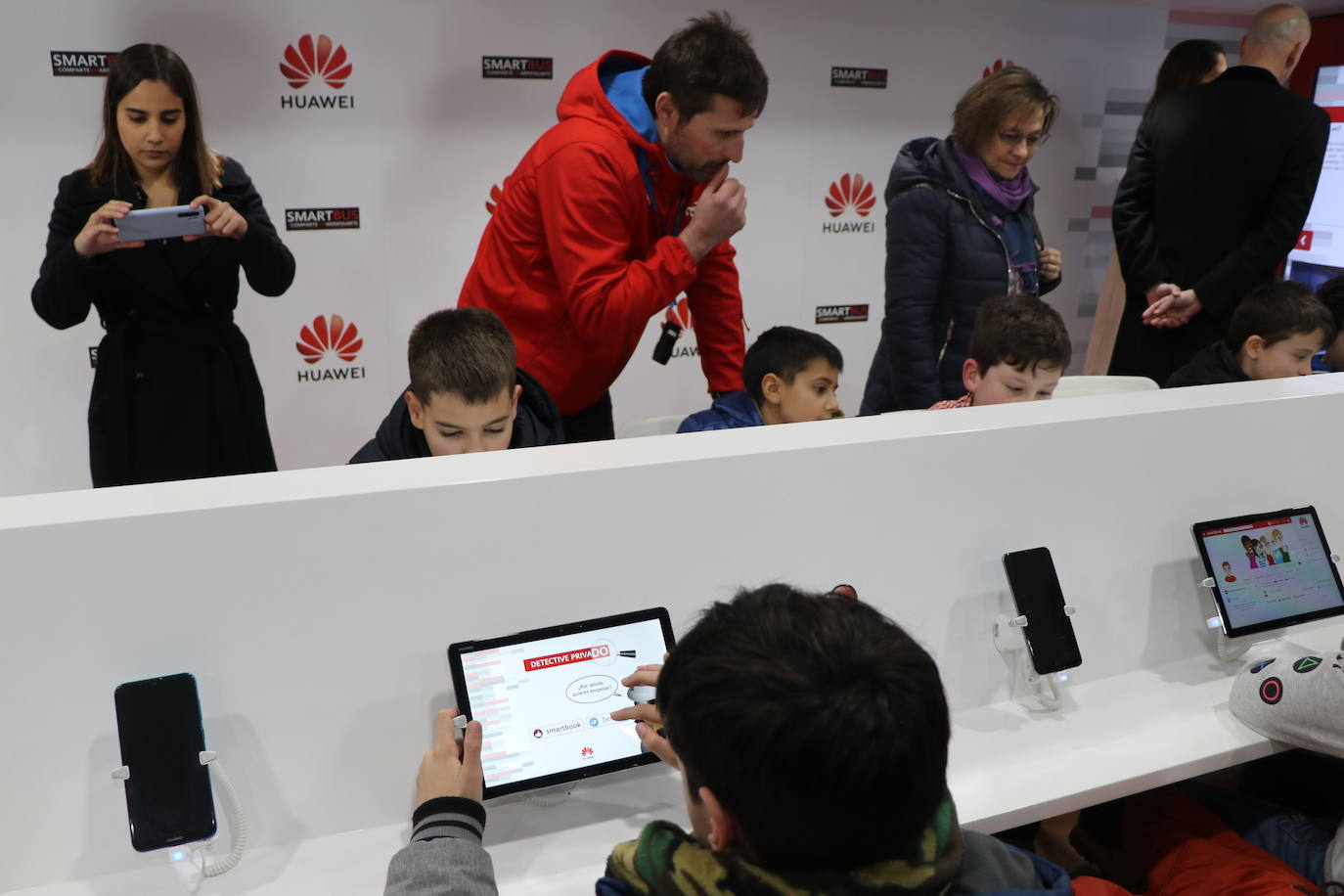 Fotos: Visita al &#039;smartbus&#039; de Huawei en Puente Castro