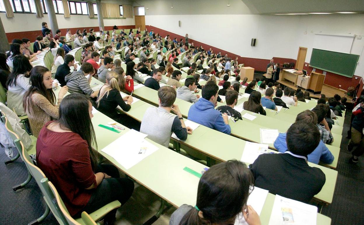 Alumnos dispuestos para el inicio de la prueba de Selectividad.